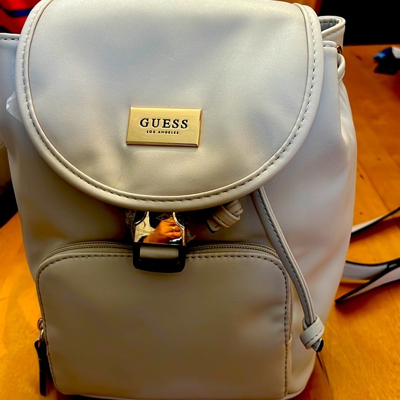 ♥️ SPECIAL NWT ♥️ Guess purse/back pack. 100% Authentic. 🔥 GUESS 🔥 - Picture 2 of 4